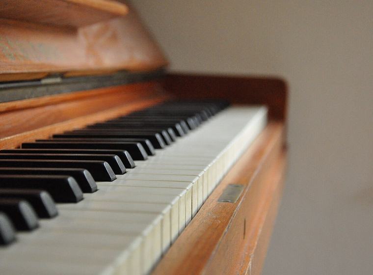 Tastatur eines gut erhaltenen älteren Klaviers